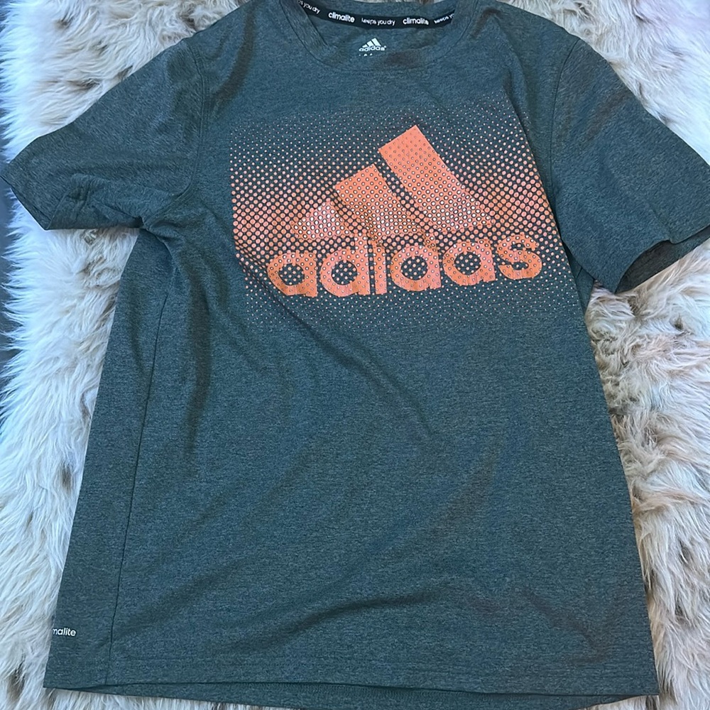 Stretchy neon, orange Adidas shirt climate keeps you dry!